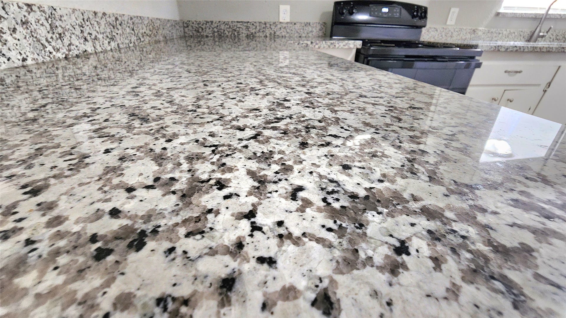 419 N Parrish Street, Angleton, TX 77515 Close-up of the granite countertops.