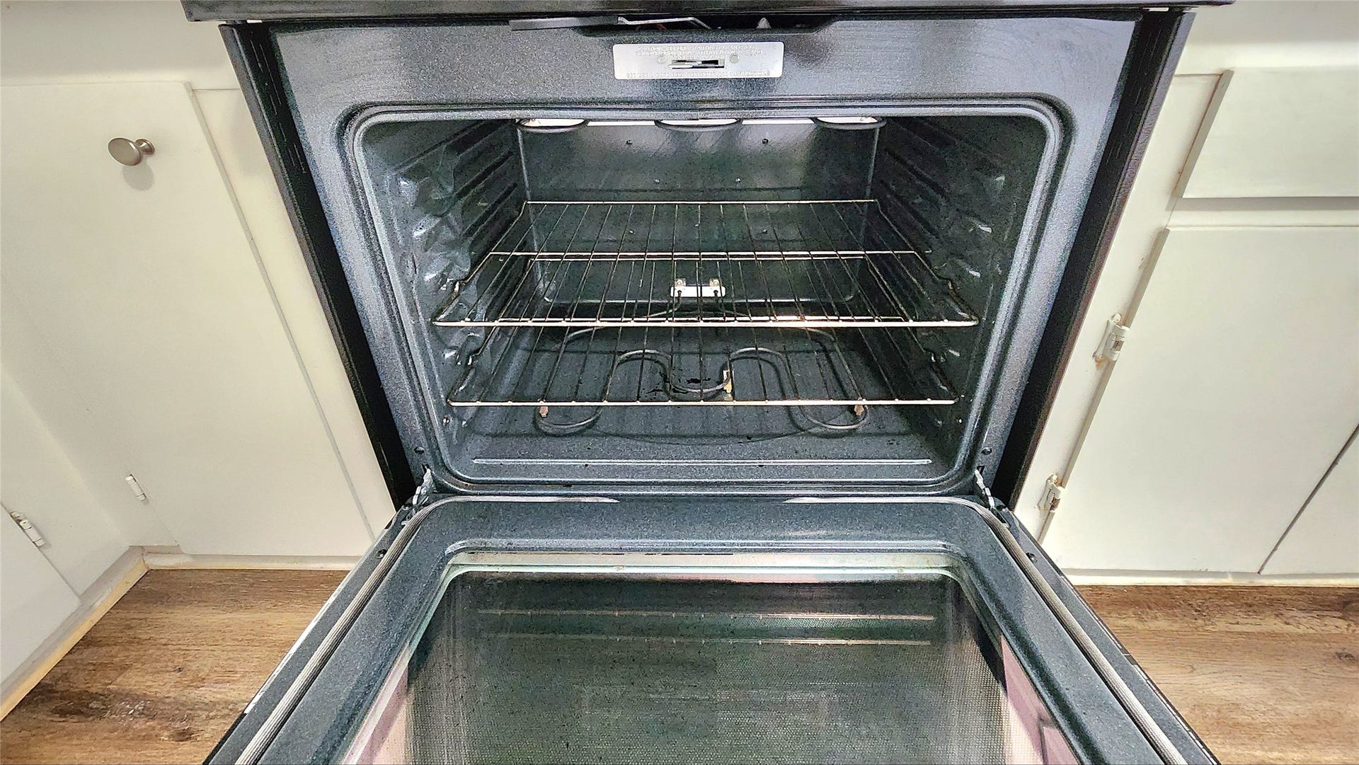 419 N Parrish Street, Angleton, TX 77515 Clean oven interior.
