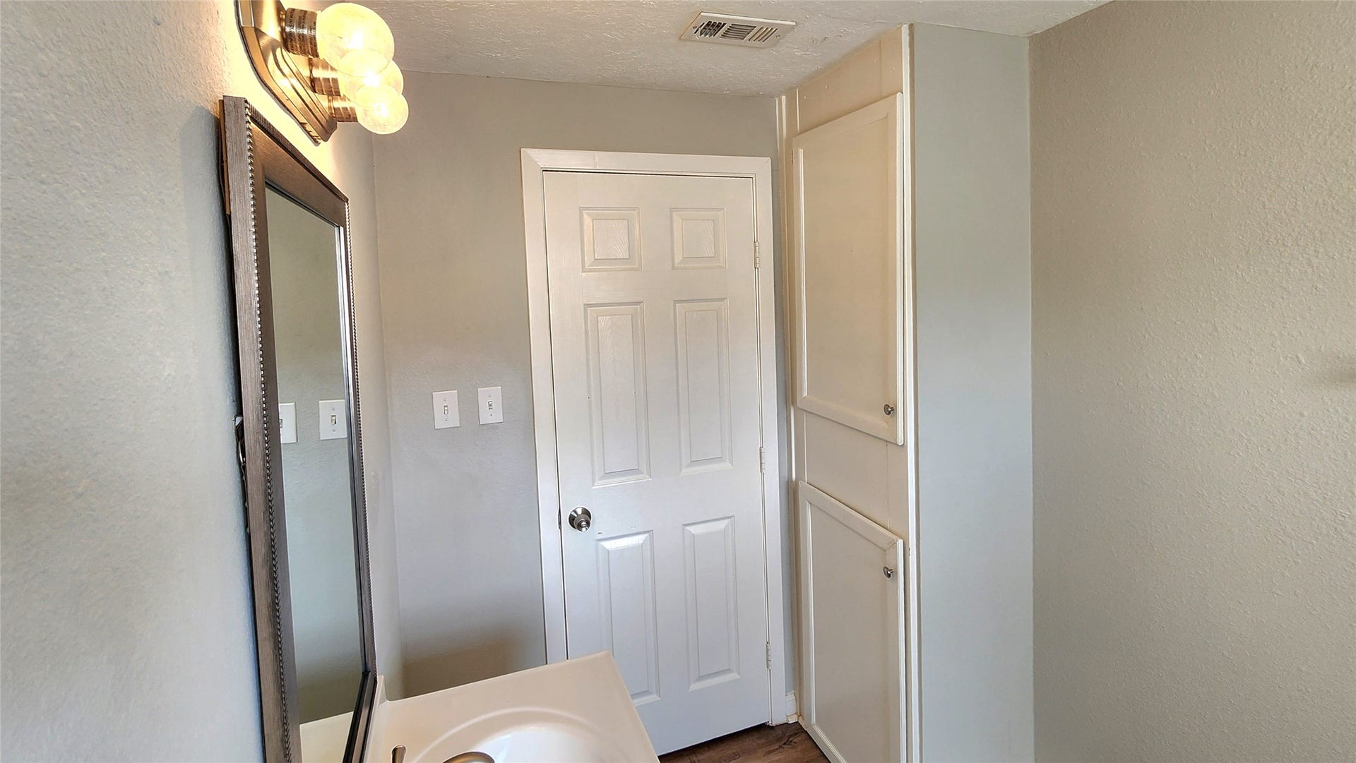 419 N Parrish Street, Angleton, TX 77515 The hallway bath is convenient to the secondary bedrooms and guests.