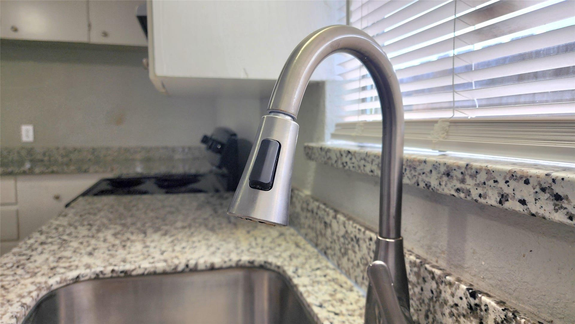 419 N Parrish Street, Angleton, TX 77515 Pull-down kitchen faucet.