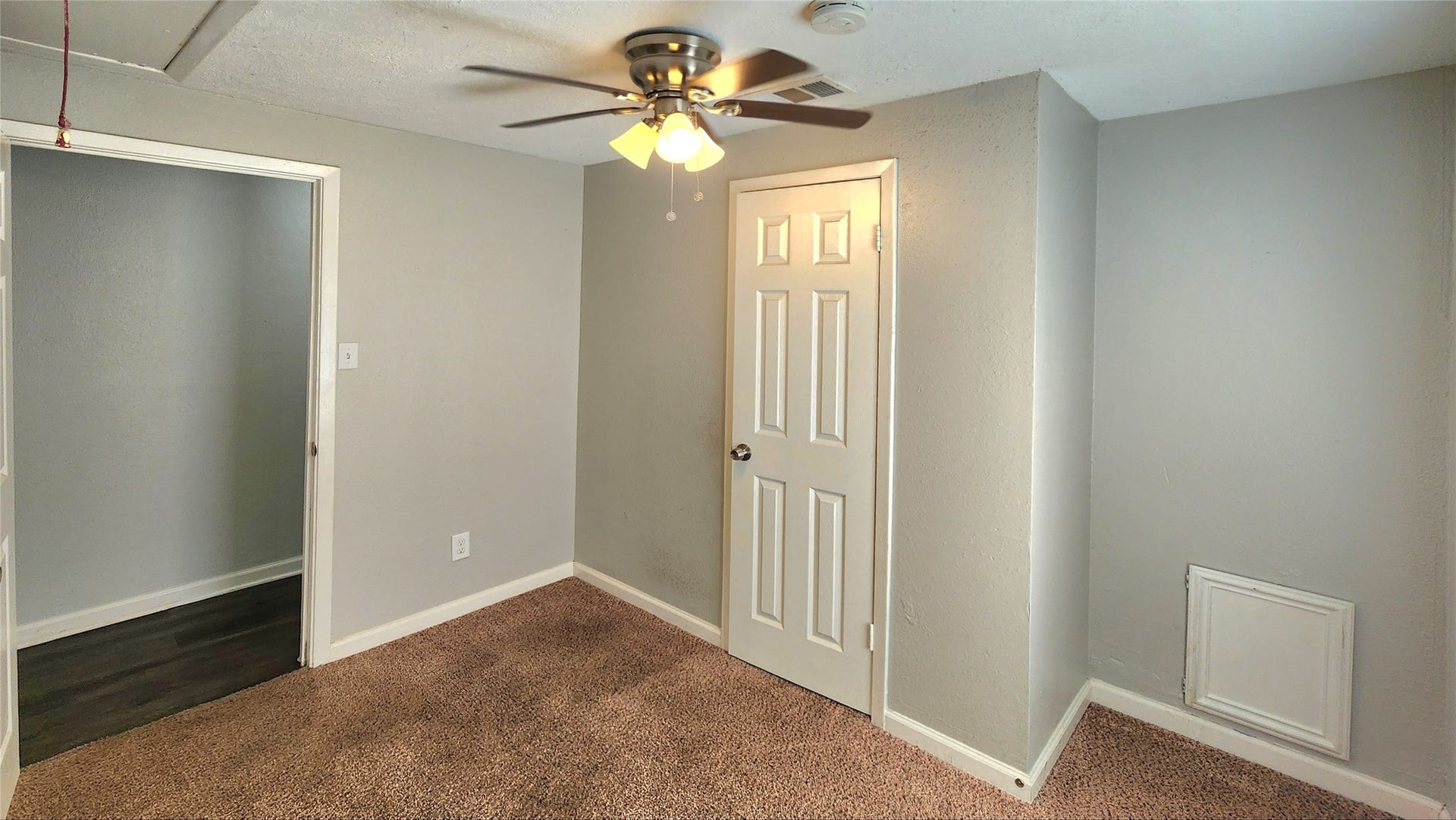 419 N Parrish Street, Angleton, TX 77515 Secondary bedroom with a ceiling fan and closet.