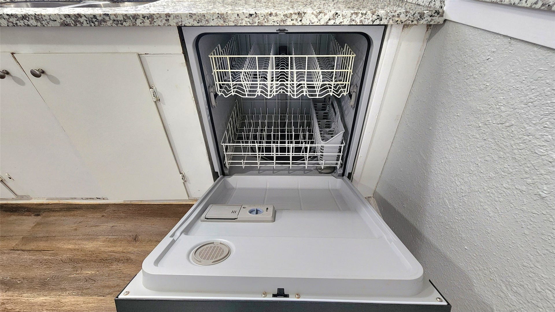 419 N Parrish Street, Angleton, TX 77515 Dishwasher included for easy cleanup.