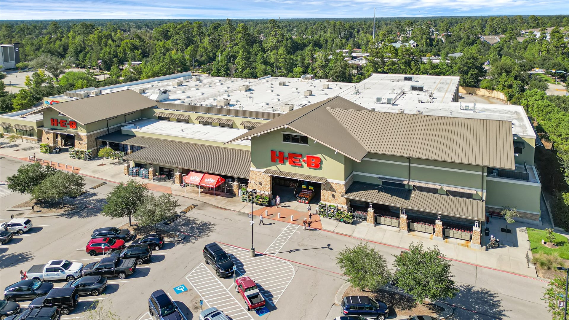 Nearby Flagship HEB for those convenient trips to the grocery store.