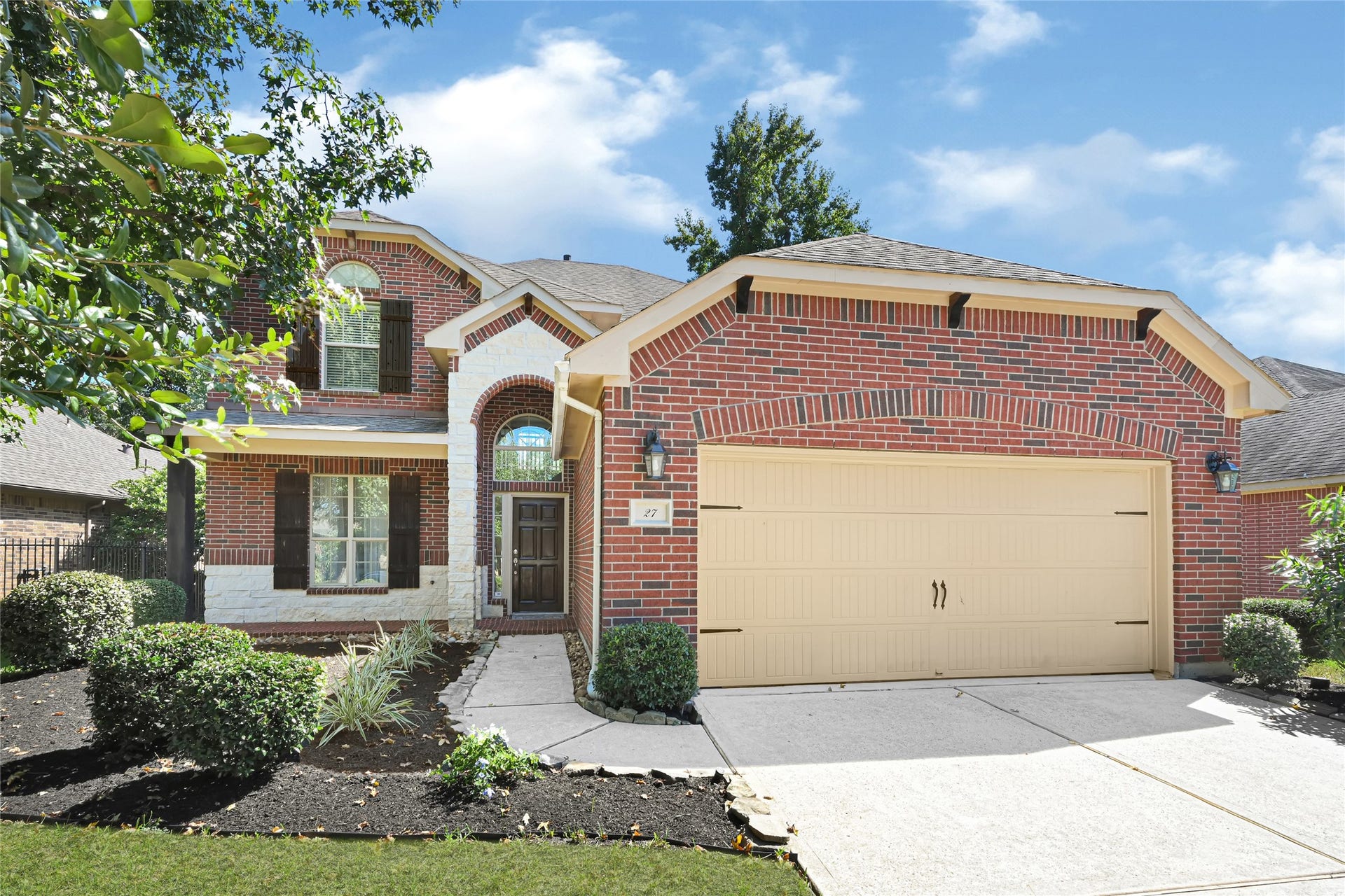 Welcome to 27 Hearthwick, a charming two story home in the sought after Village of Creekside Park.
