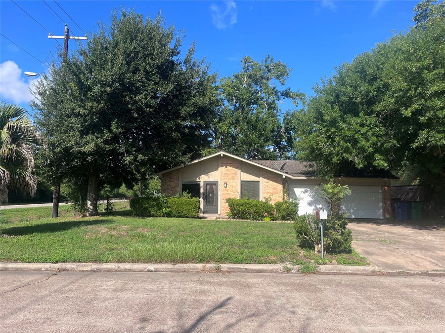 Property photo for 612 Earls Court, Angleton, TX