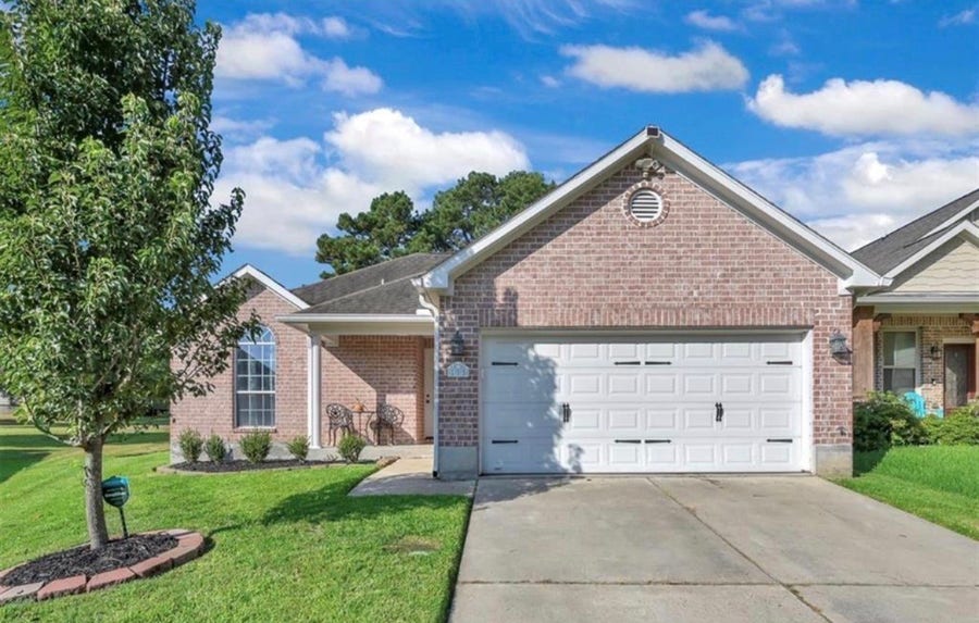 Property photo for 105 Harbor Court Drive, Conroe, TX