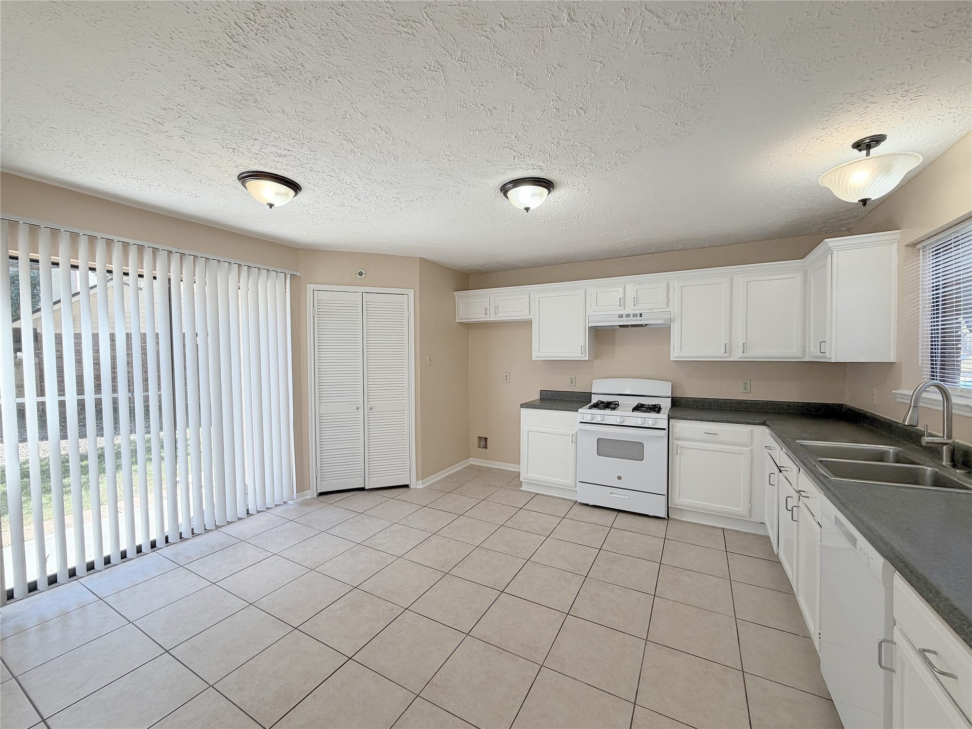 7703 Valera Lane, Houston, TX 77083 Kitchen