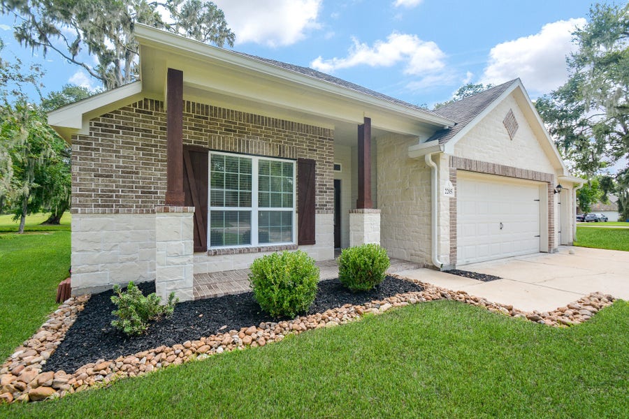 Property photo for 2205 Lake Forrest Dr Drive, West Columbia, TX