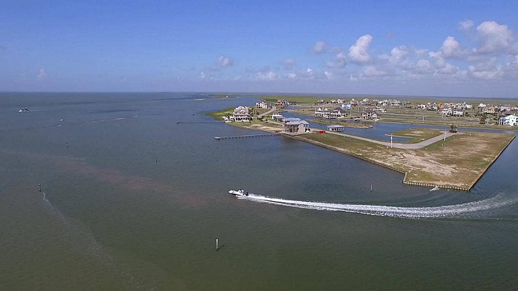 5 Largo, Hitchcock, TX 77563 Direct access to the Intracoastal Waterway