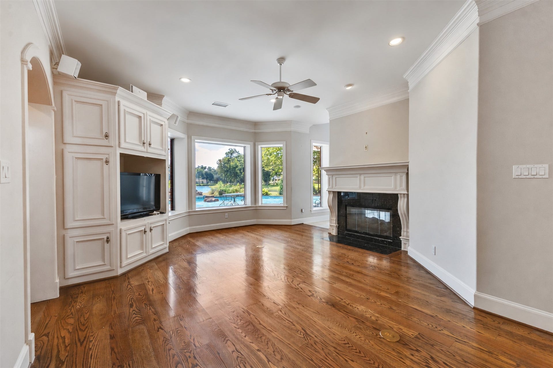 11602 haley hollow, Richmond, TX 77407 The family room near the kitchen overlooks the pool