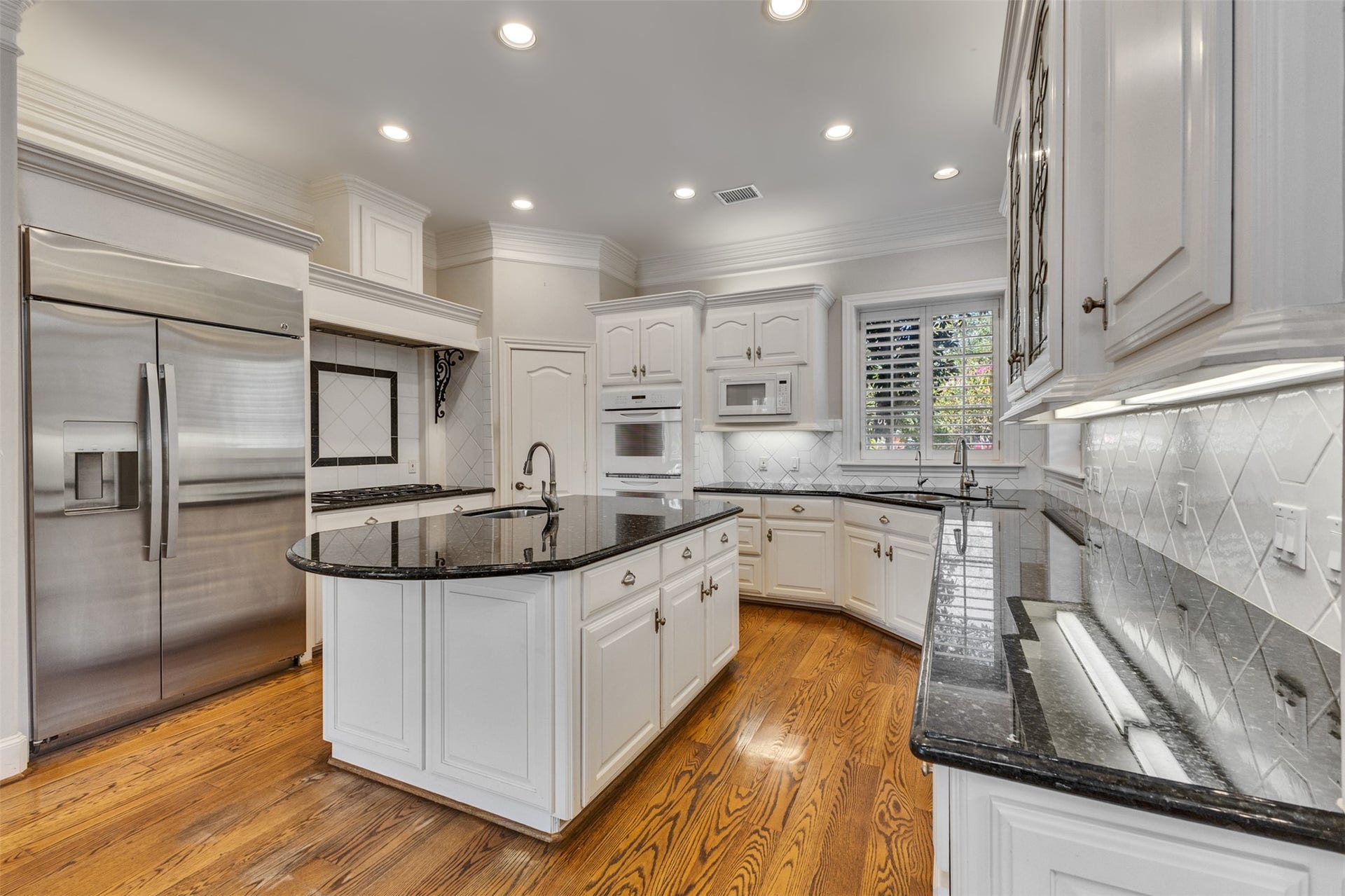 11602 haley hollow, Richmond, TX 77407 The kitchen has granite counters, stainless appliances, double oven, vent hood, rinsing sink and extensive cabinetry and counterspace.