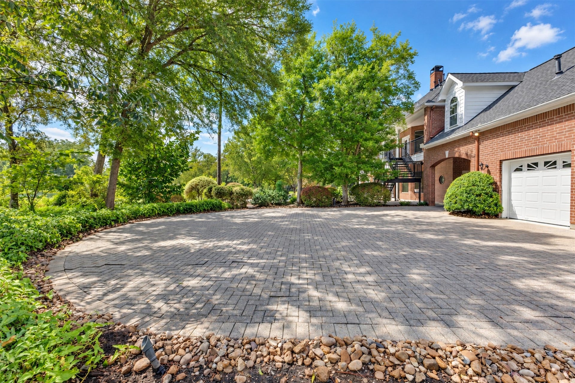 11602 haley hollow, Richmond, TX 77407 The driveway has a turnaround that is a great kids play area.