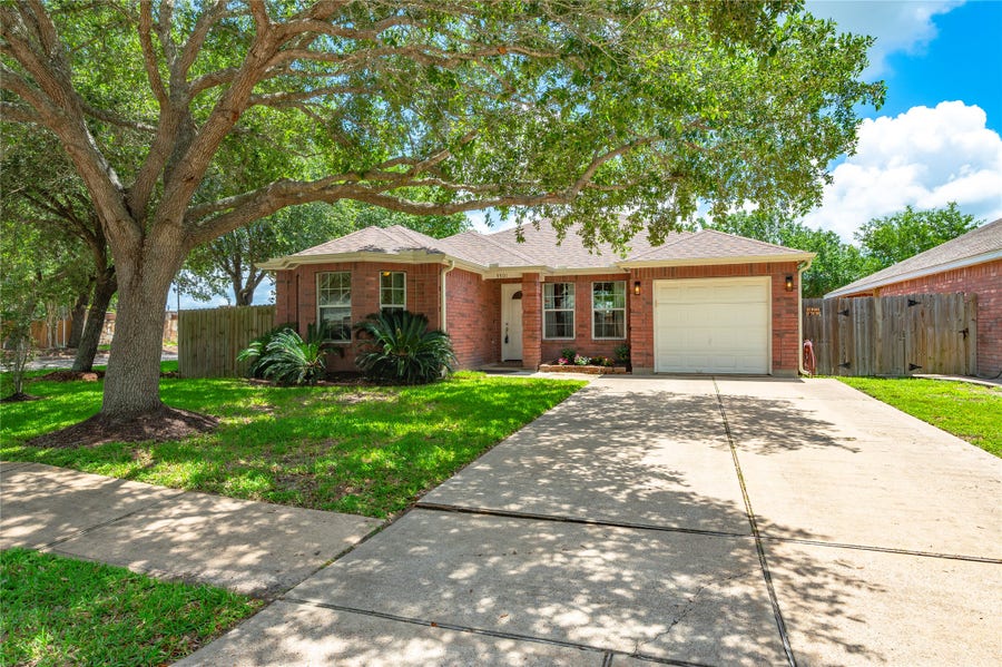 Property photo for 5501 Rio Sabinas Street, Rosharon, TX