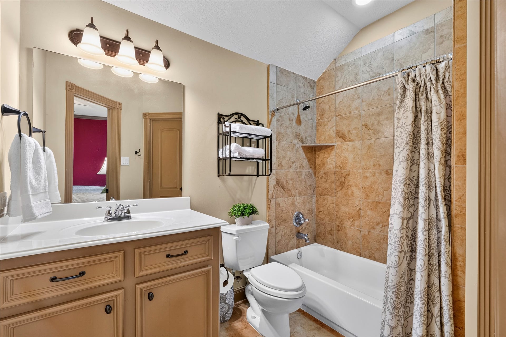 Bedroom #4's private bath