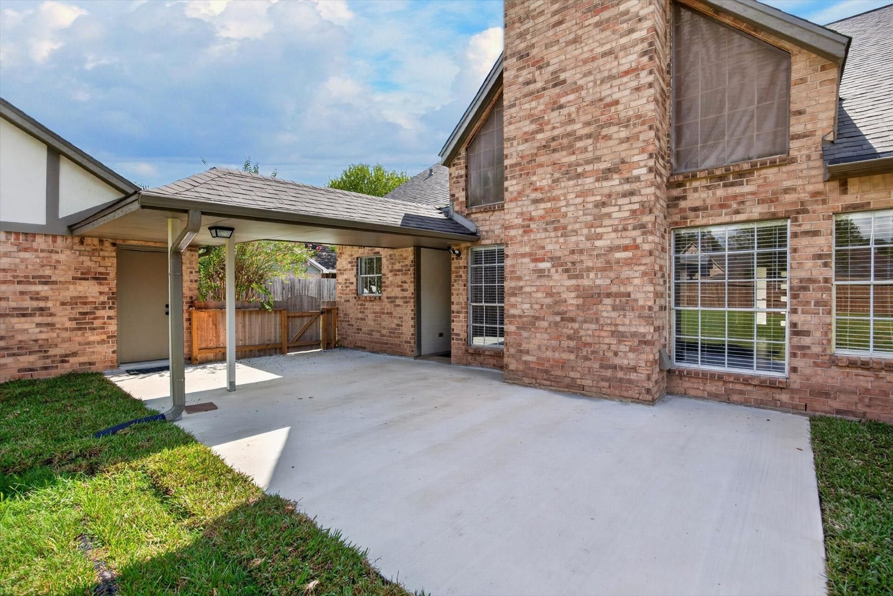 1013 Londonderry Avenue, Friendswood, TX 77546 1013 Londonderry Avenue, Friendswood, TX 77546