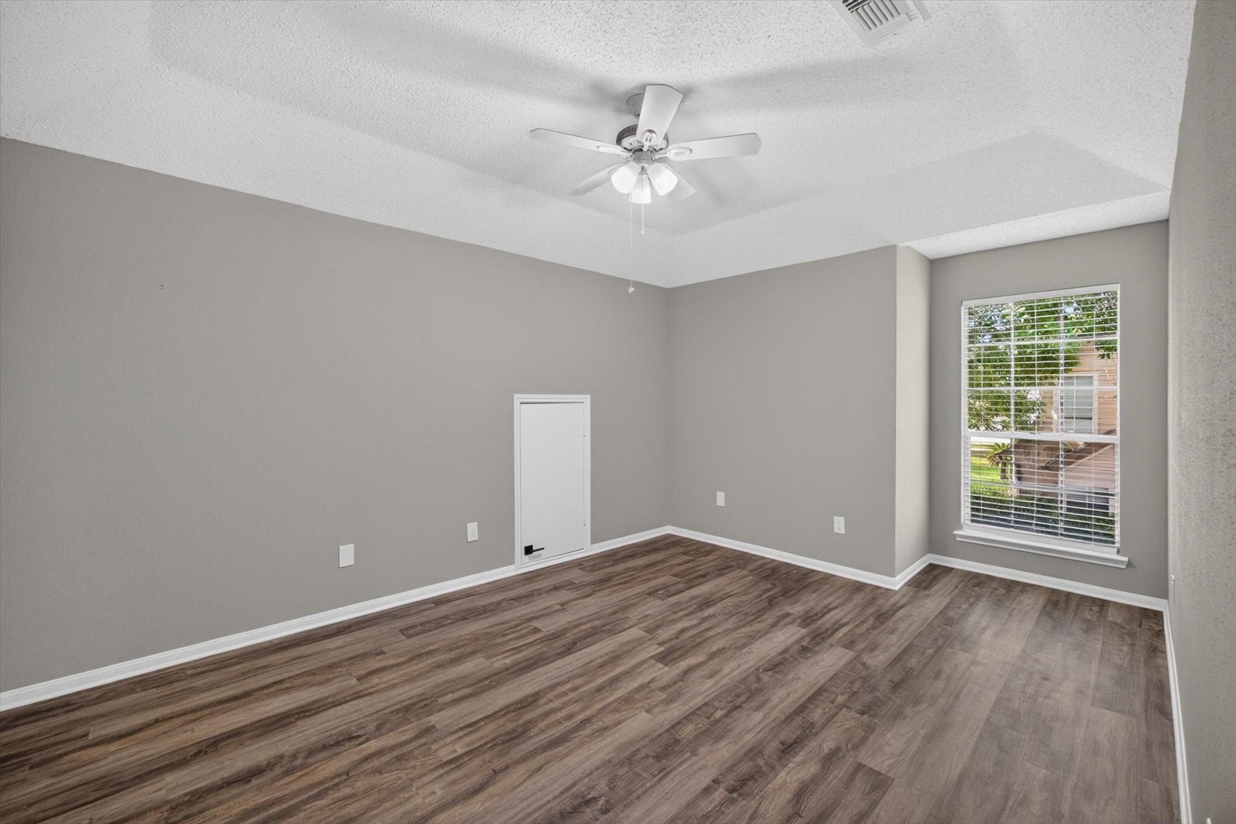 1013 Londonderry Avenue, Friendswood, TX 77546 1013 Londonderry Avenue, Friendswood, TX 77546