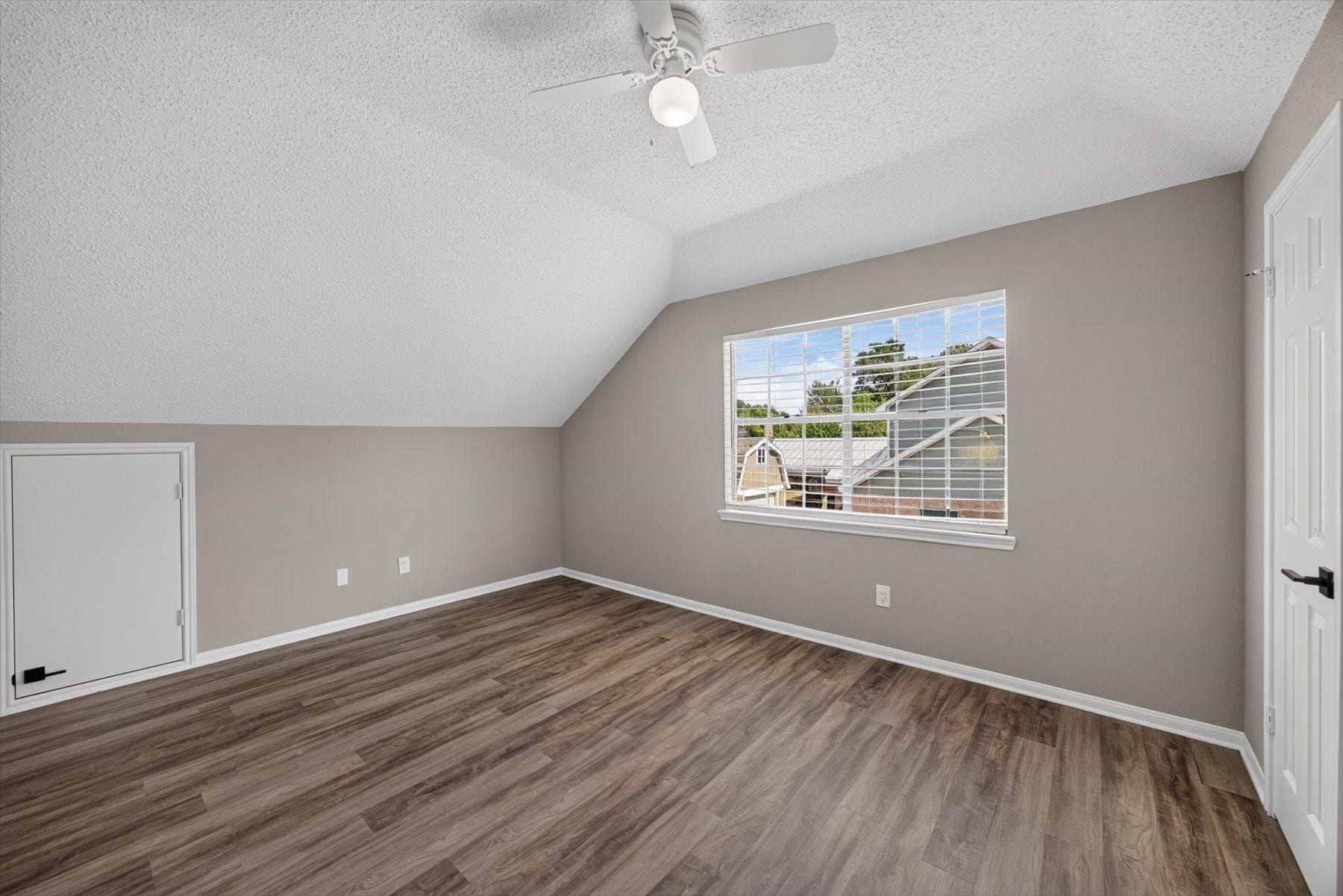 1013 Londonderry Avenue, Friendswood, TX 77546 1013 Londonderry Avenue, Friendswood, TX 77546