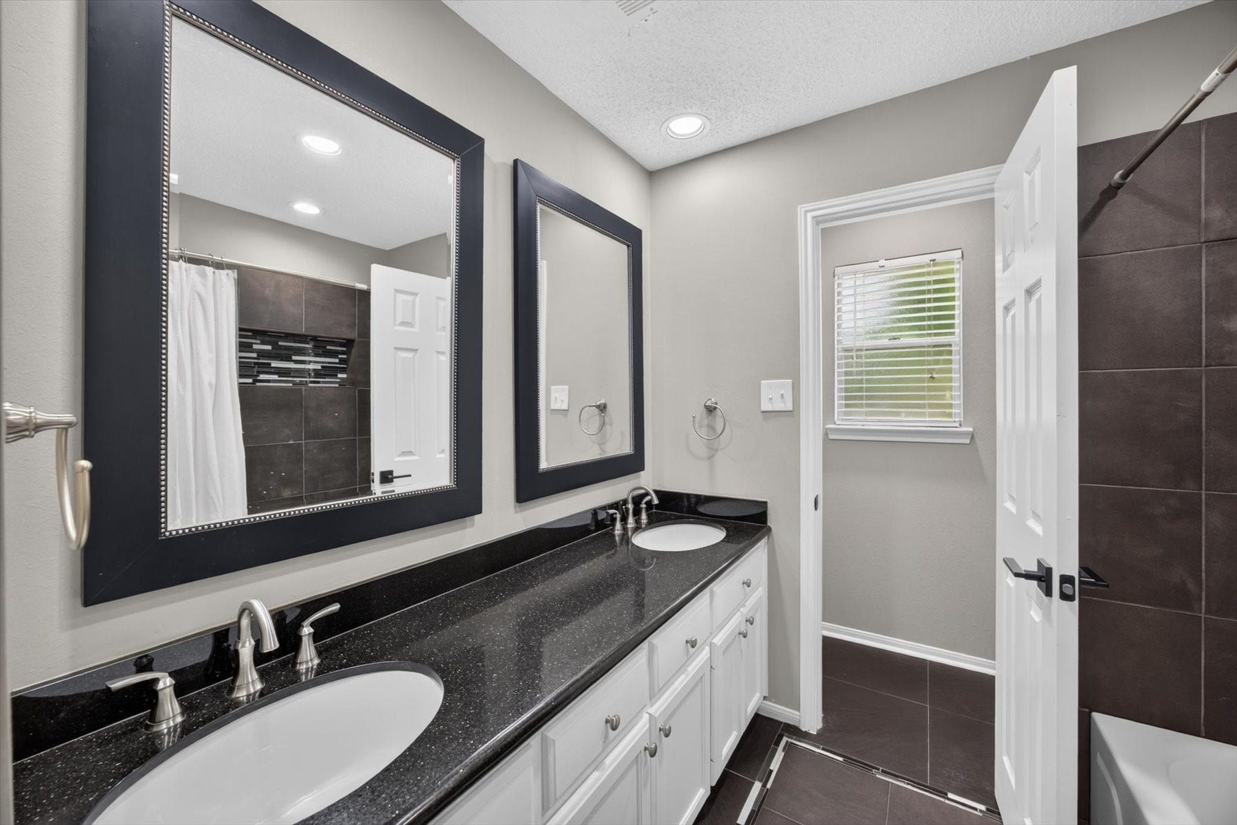1013 Londonderry Avenue, Friendswood, TX 77546 1013 Londonderry Avenue, Friendswood, TX 77546