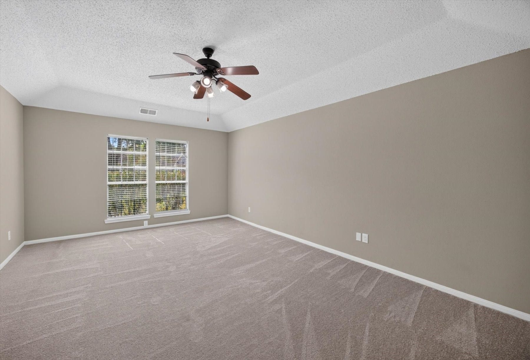1013 Londonderry Avenue, Friendswood, TX 77546 1013 Londonderry Avenue, Friendswood, TX 77546
