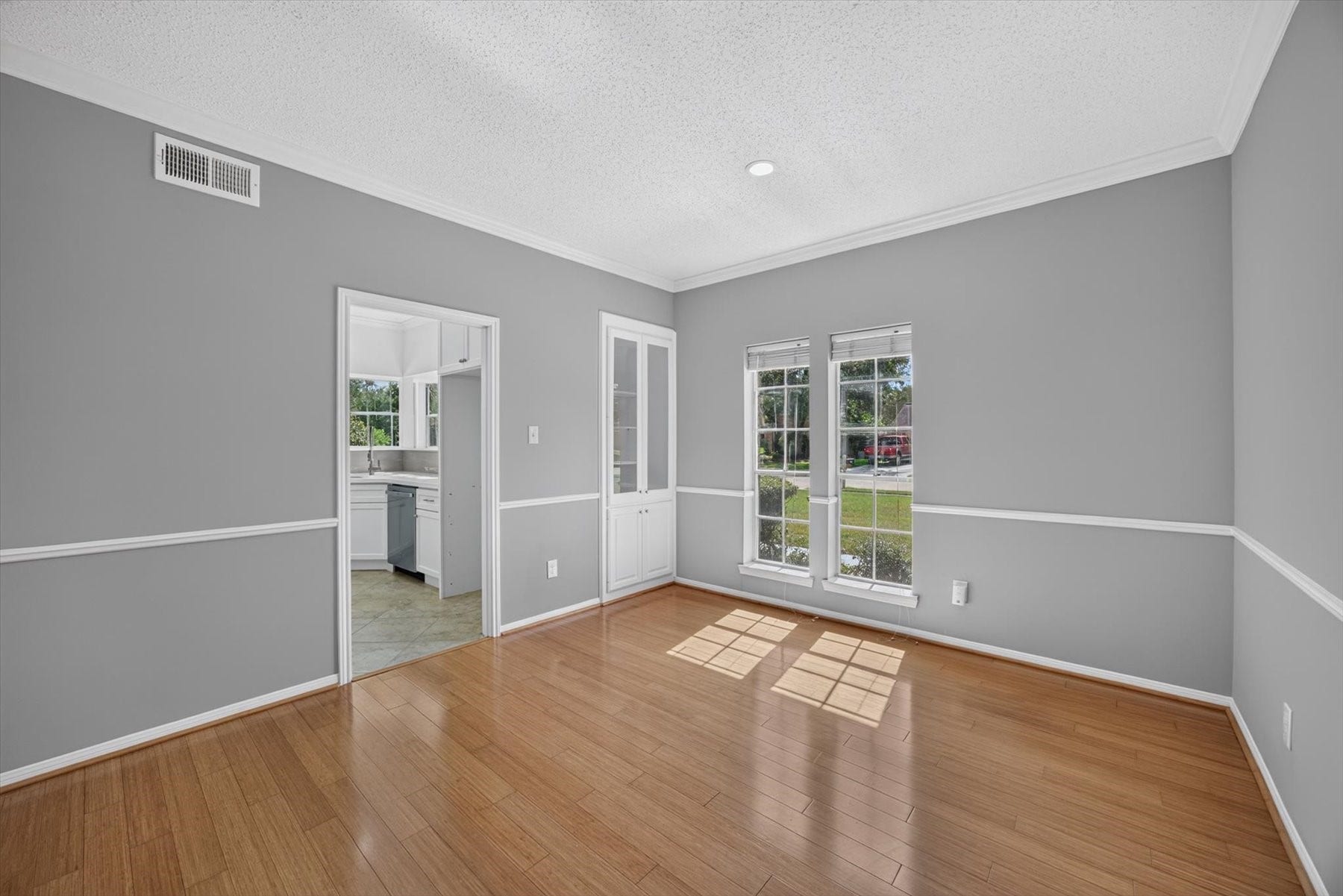 1013 Londonderry Avenue, Friendswood, TX 77546 1013 Londonderry Avenue, Friendswood, TX 77546