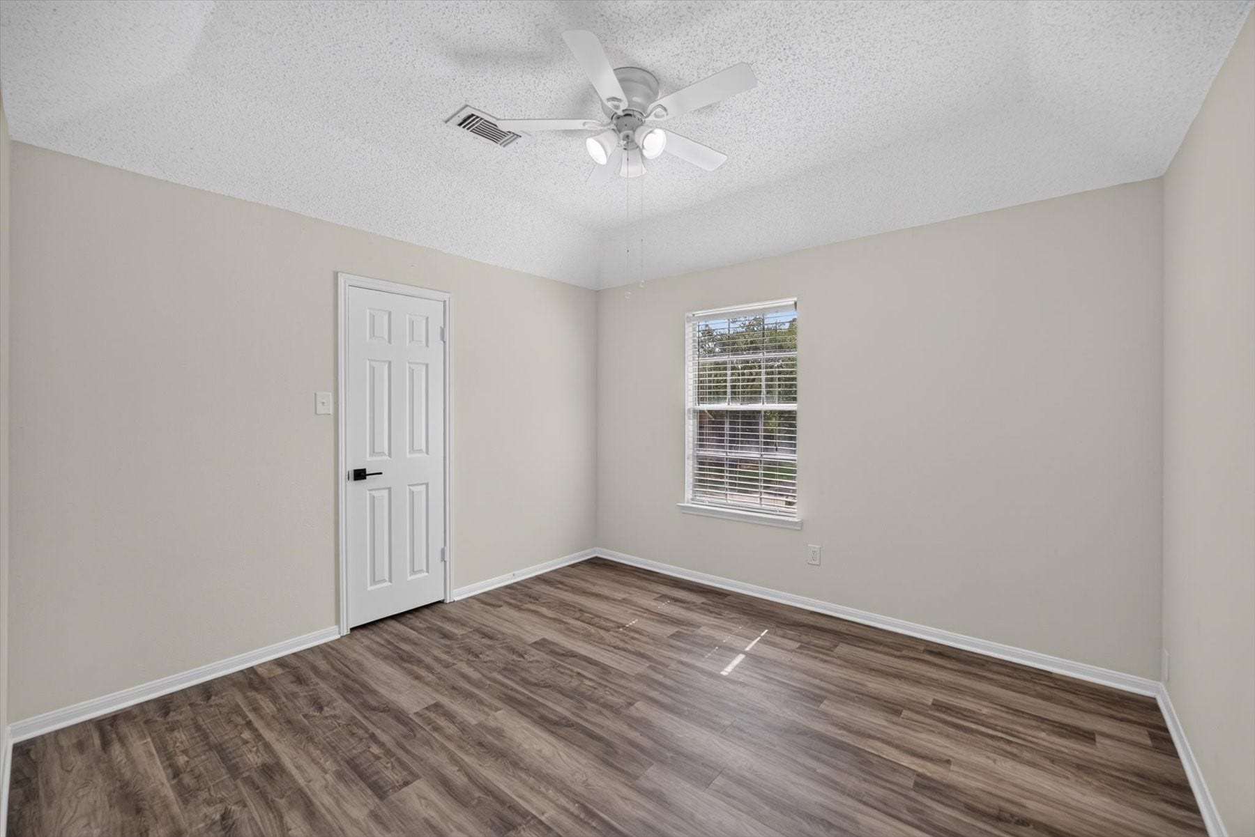 1013 Londonderry Avenue, Friendswood, TX 77546 1013 Londonderry Avenue, Friendswood, TX 77546