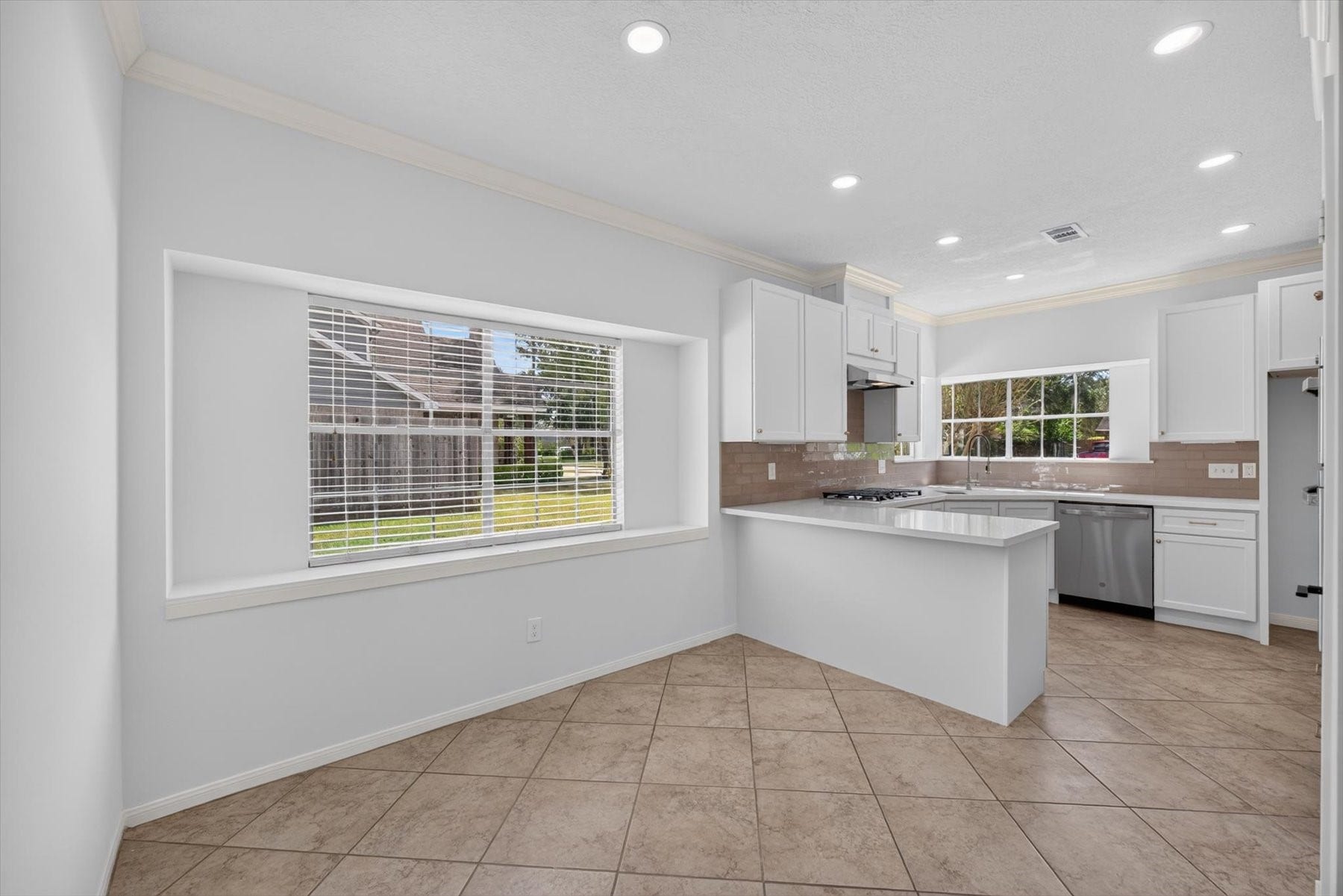 1013 Londonderry Avenue, Friendswood, TX 77546 1013 Londonderry Avenue, Friendswood, TX 77546