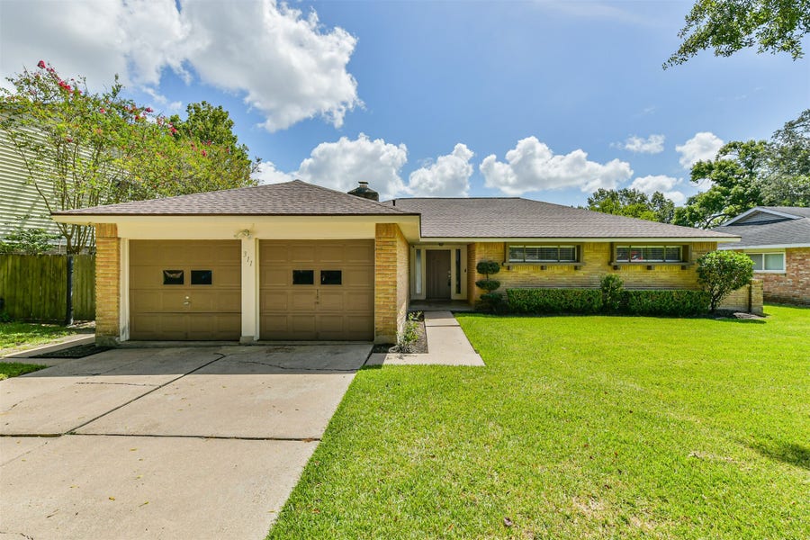 Property photo for 311 Stonehenge Lane, Friendswood, TX