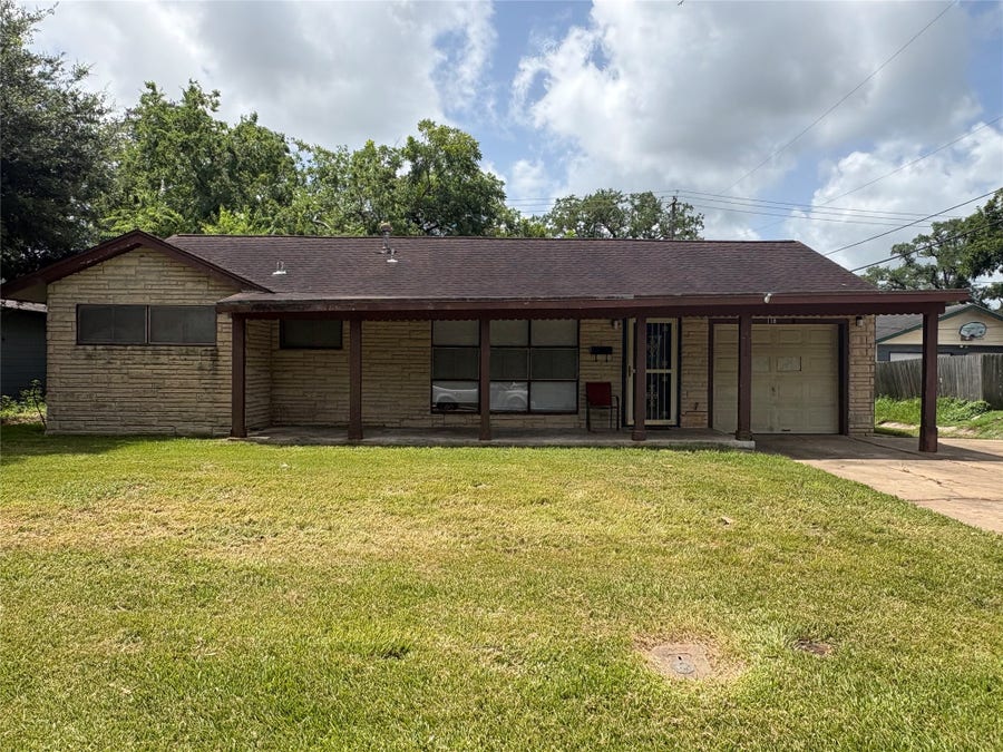 Property photo for 118 Jonquil Street, Lake Jackson, TX