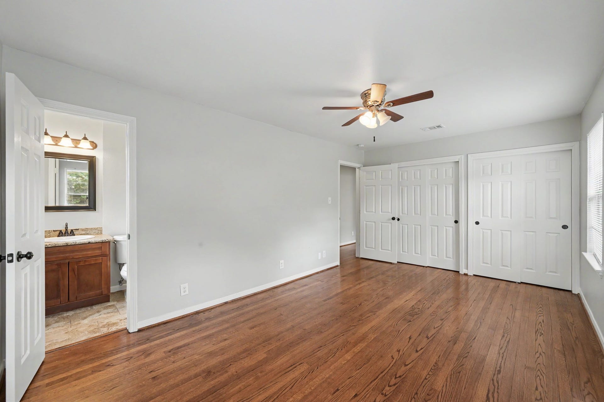 9613 Westview Drive, Houston, TX 77055 Primary bedrooms with full bathroom and wood floors