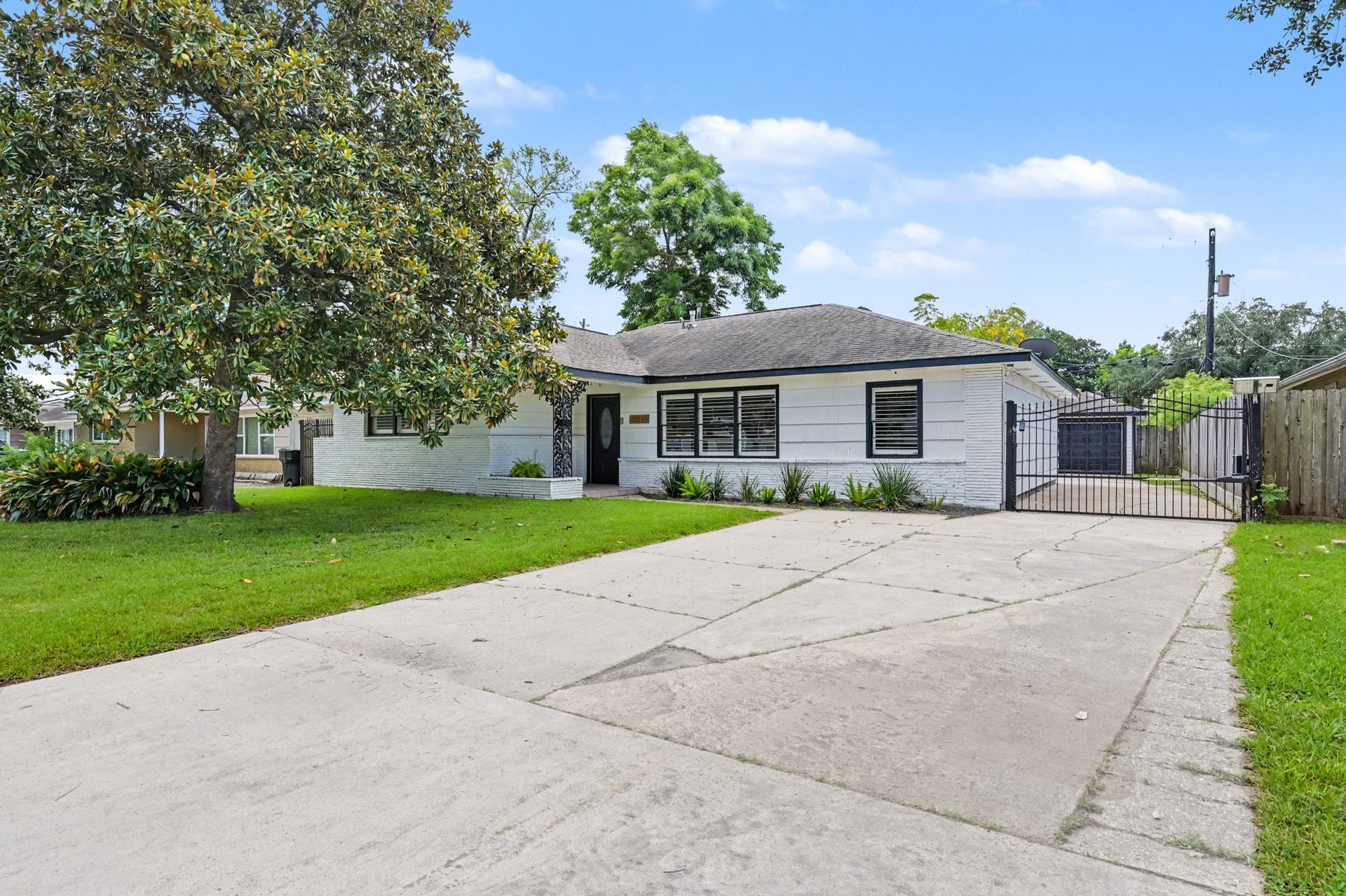 9613 Westview Drive, Houston, TX 77055 Large driveway available for plenty of parking and a gated driveway