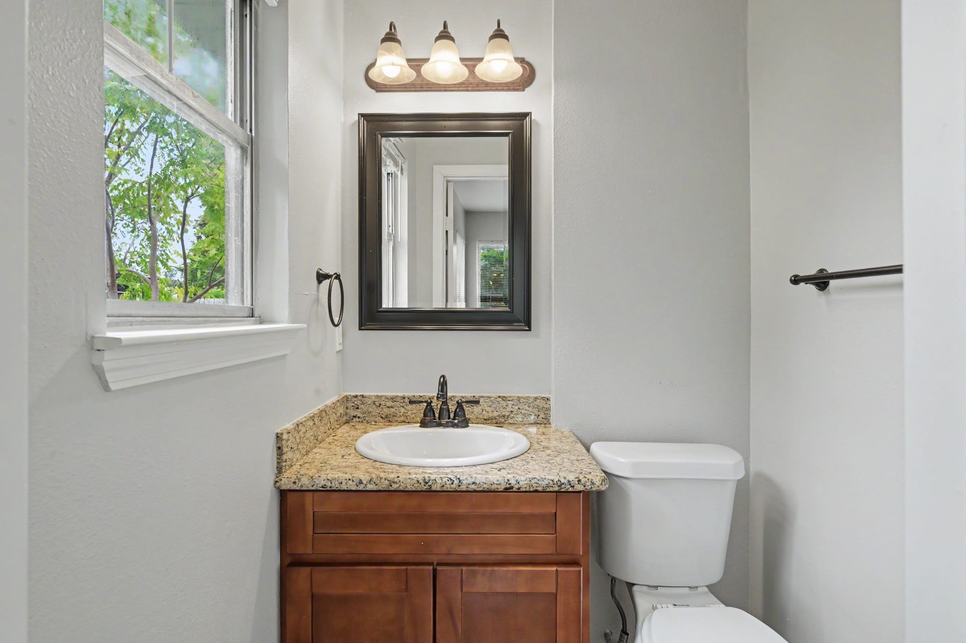 9613 Westview Drive, Houston, TX 77055 Half bathroom