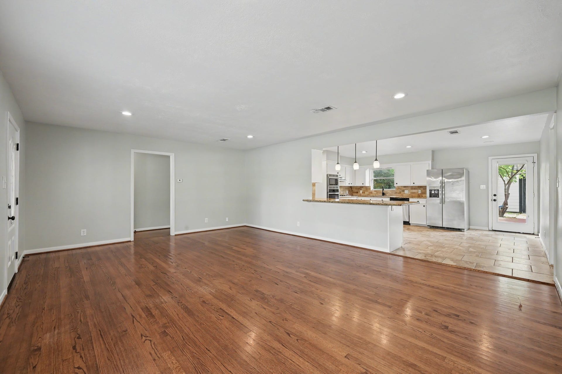 9613 Westview Drive, Houston, TX 77055 Great floor plan w kitchen and dining area open to the family room