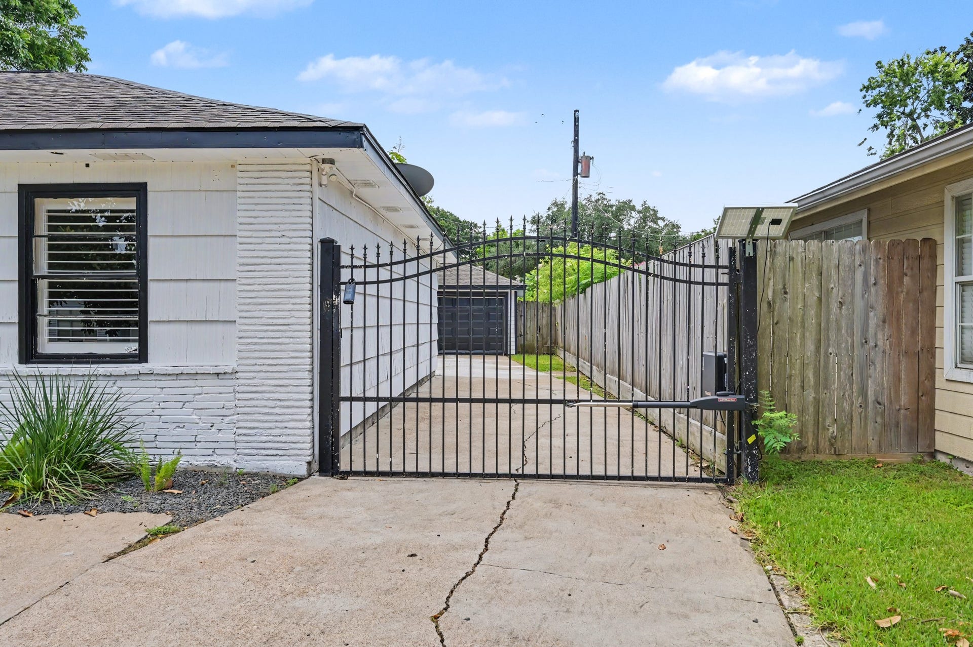 9613 Westview Drive, Houston, TX 77055 Gated driveway to store your vehicles
