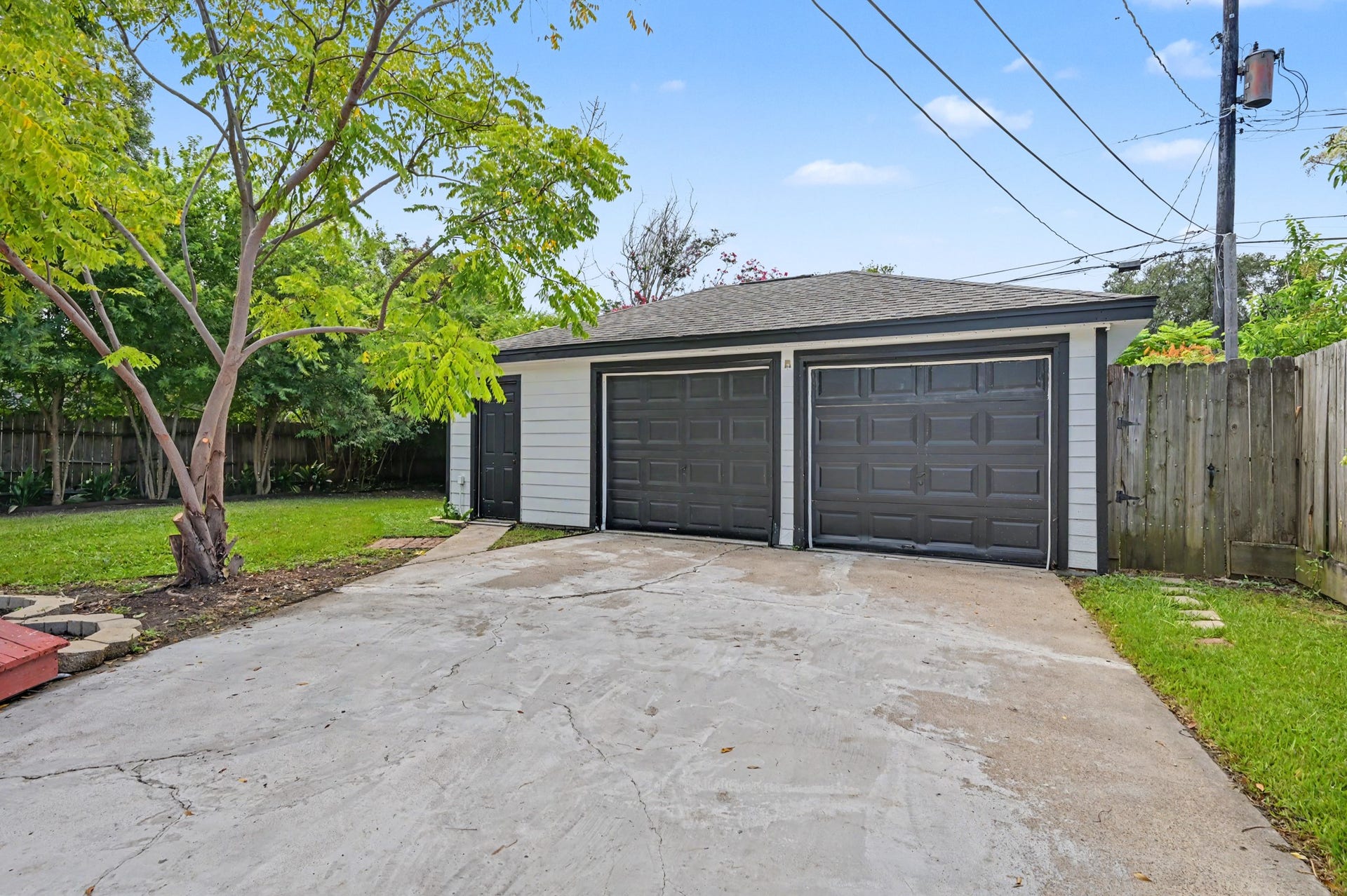 9613 Westview Drive, Houston, TX 77055 Detached 2 car garage w utility area