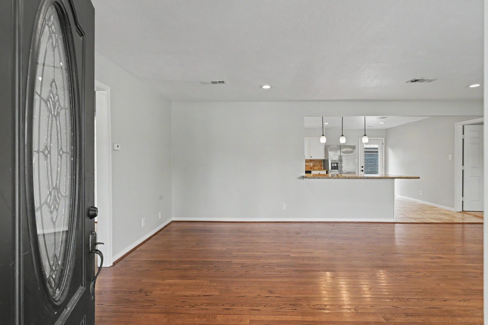 9613 Westview Drive, Houston, TX 77055 Nice glass leaded door welcomes you into this open floor plan