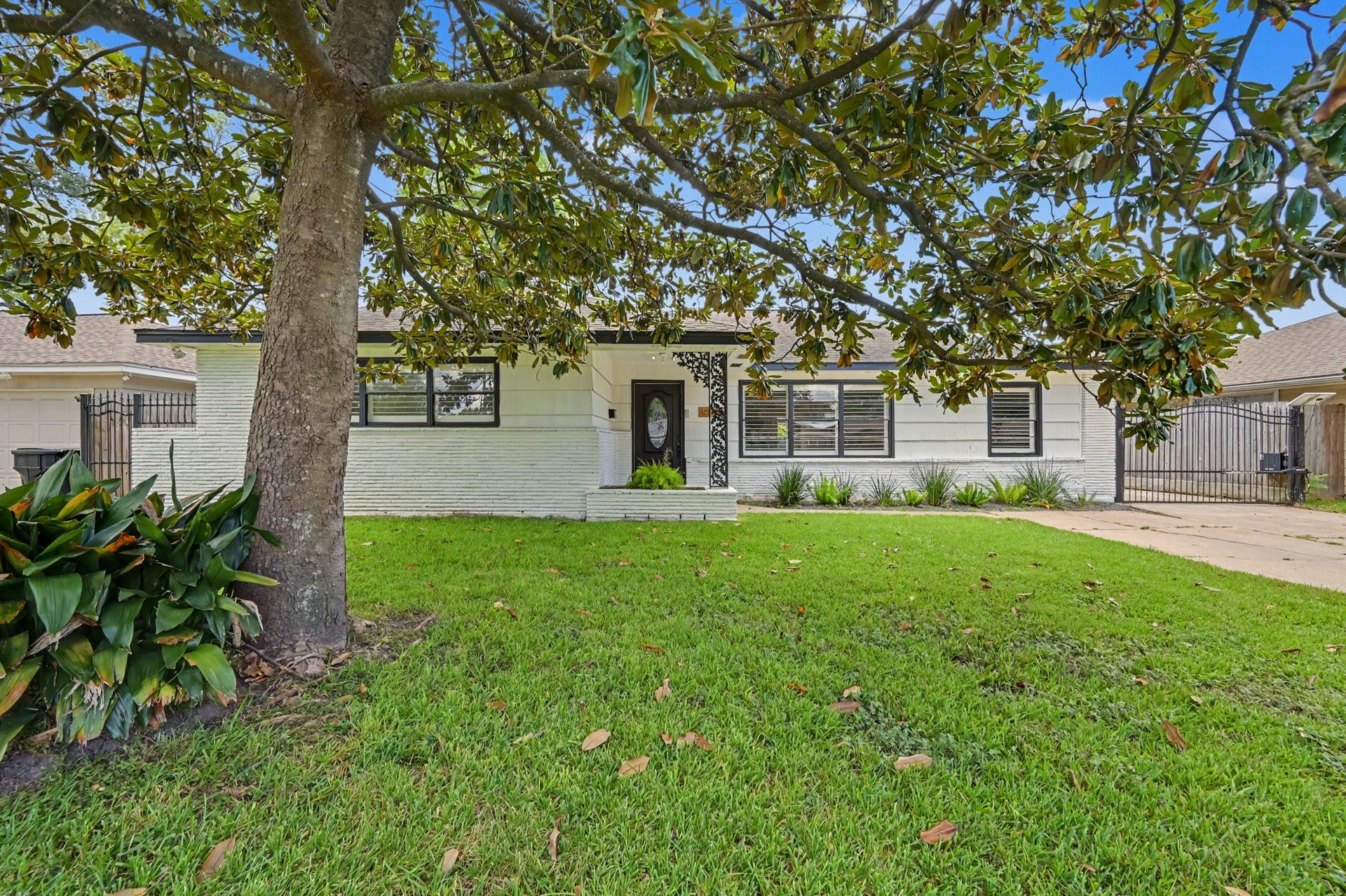 9613 Westview Drive, Houston, TX 77055 Welcome to 9613 Westview in Spring Branch. This charming one story offers a 2 car detached garage and ample sized backyard