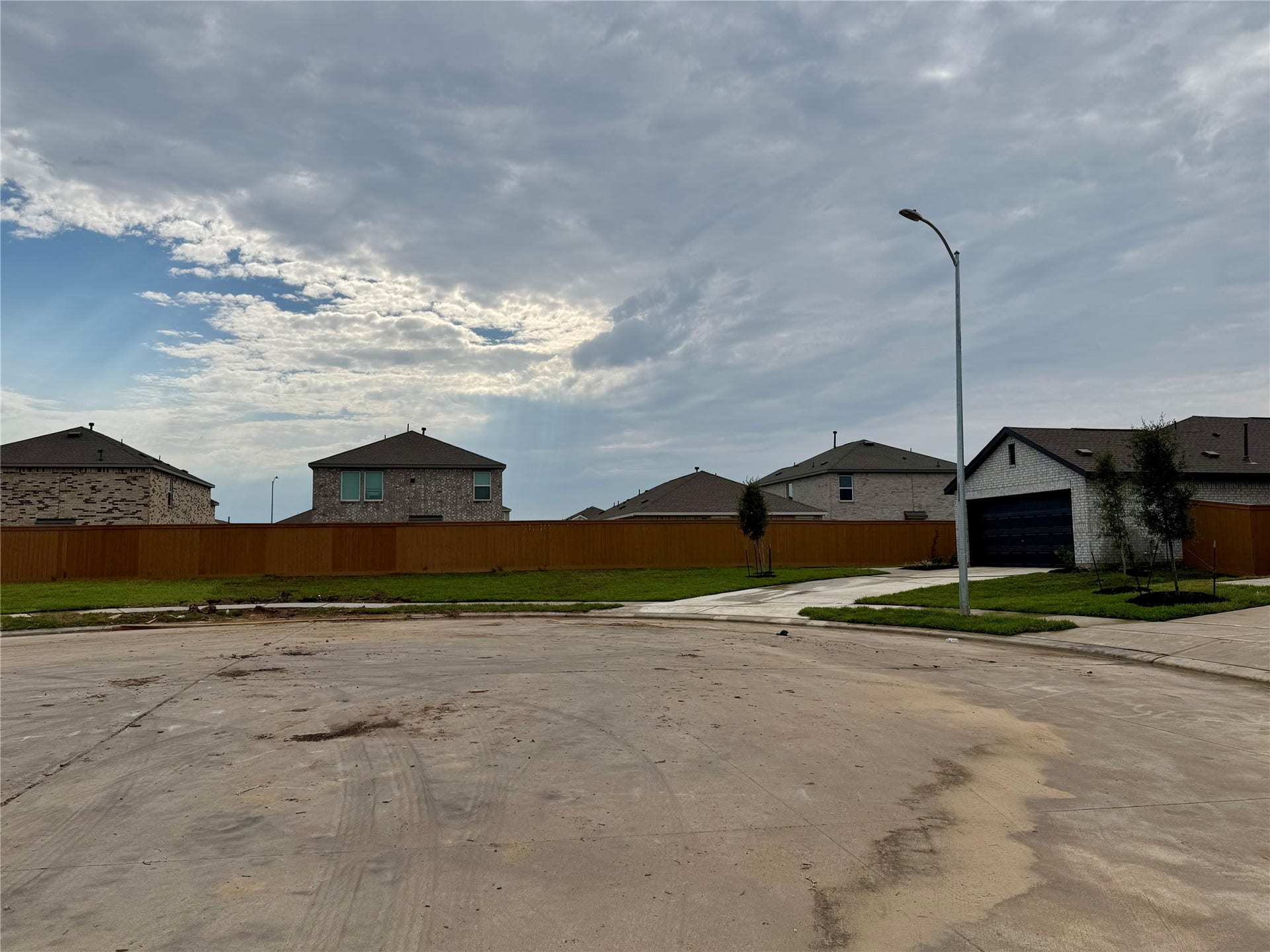Cul-De-Sac w/ NO neighbor to one side