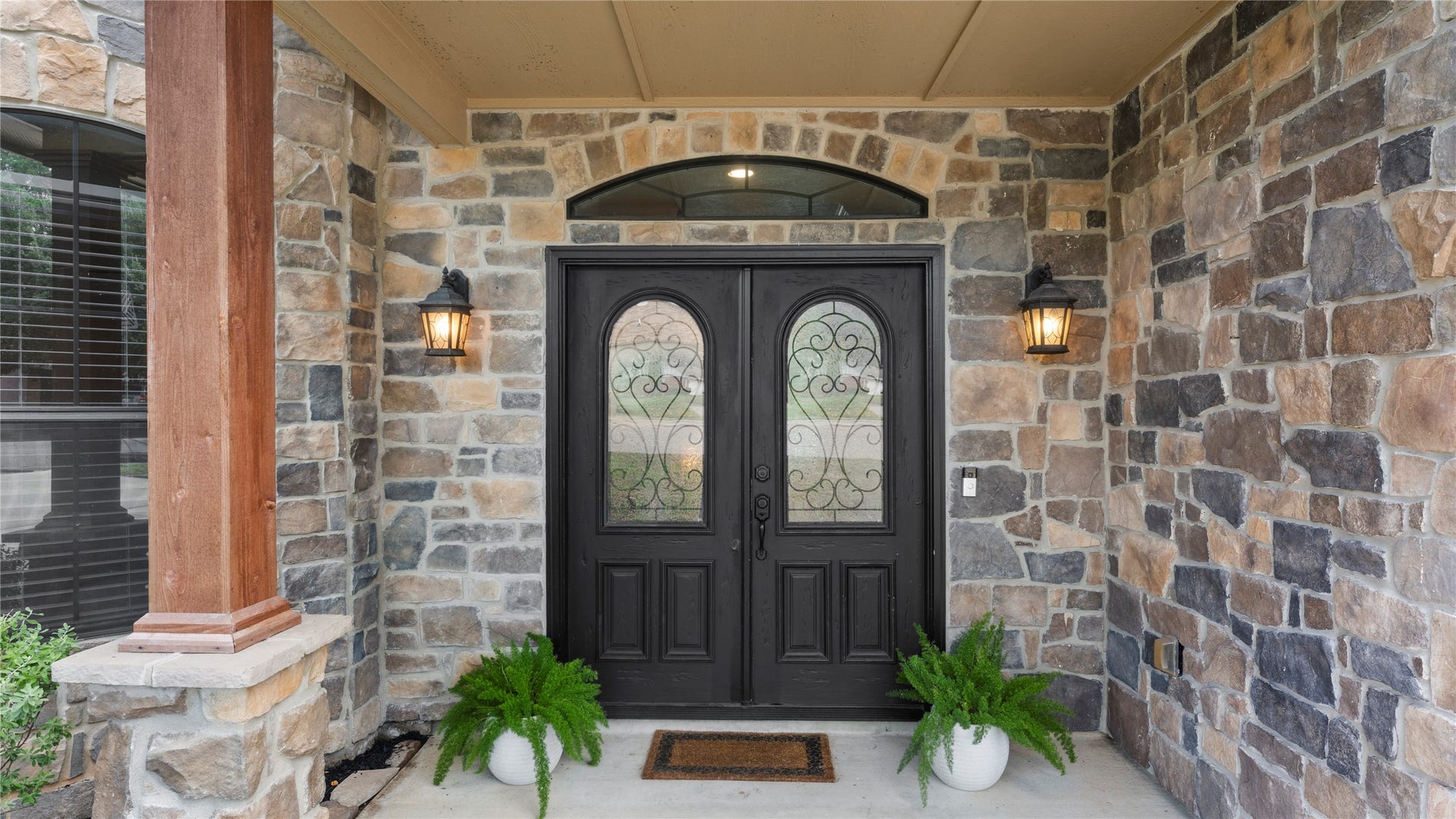1600 Wimbledon Drive, Huntsville, TX 77340 Double doors that both open for fall days and entertaining!