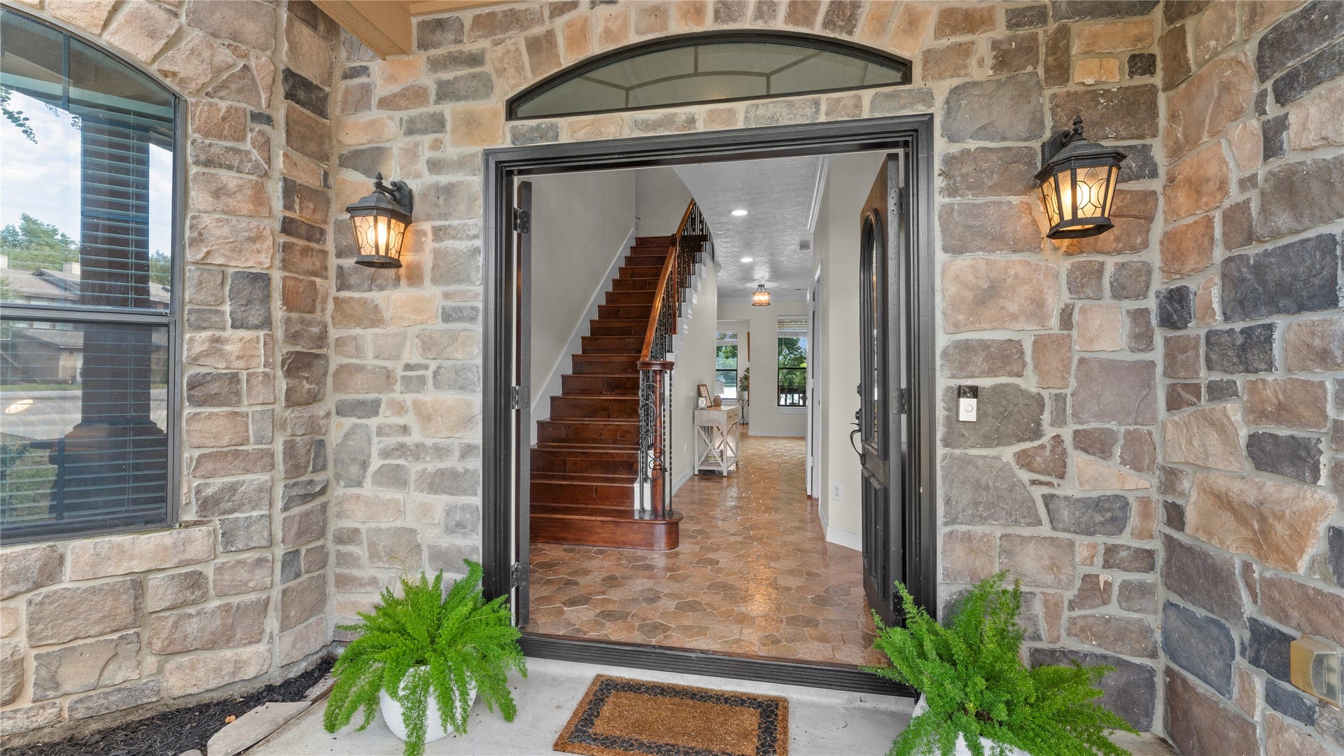 1600 Wimbledon Drive, Huntsville, TX 77340 Beautiful staircase leading upstairs to the bedrooms - these stairs are beautiful!