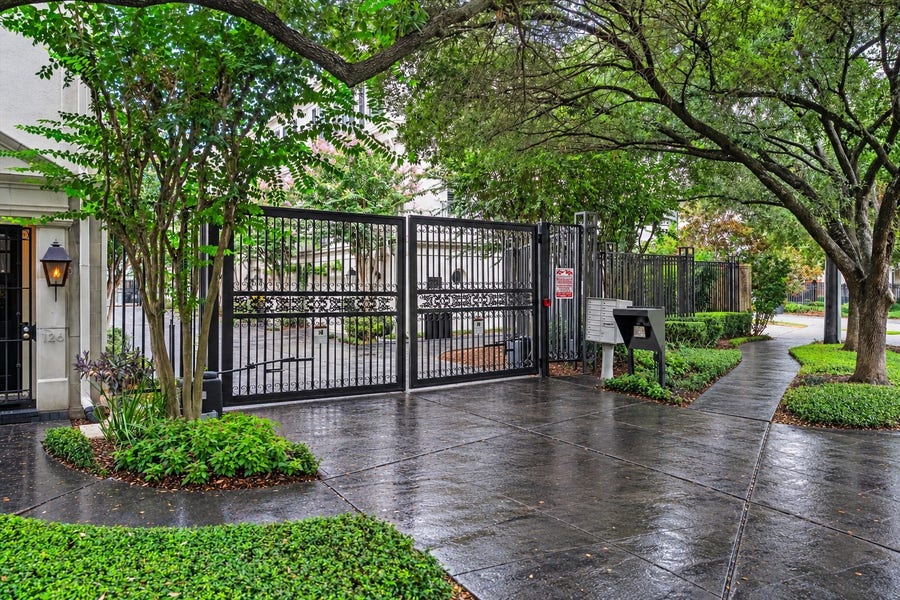 Property photo for 118 Oak Place Drive, Houston, TX