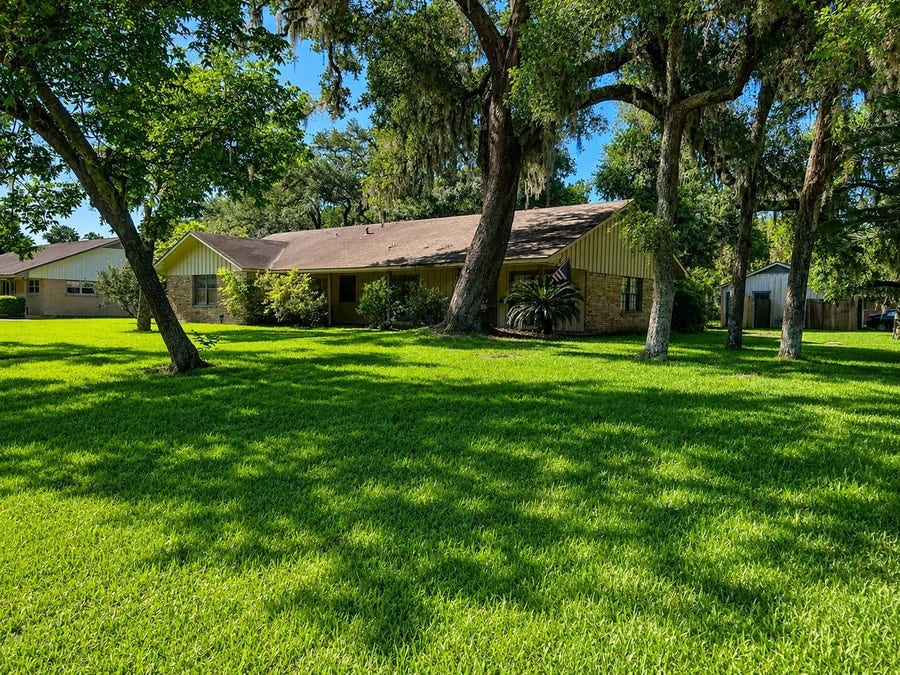 Property photo for 131 Daisy Street, Lake Jackson, TX
