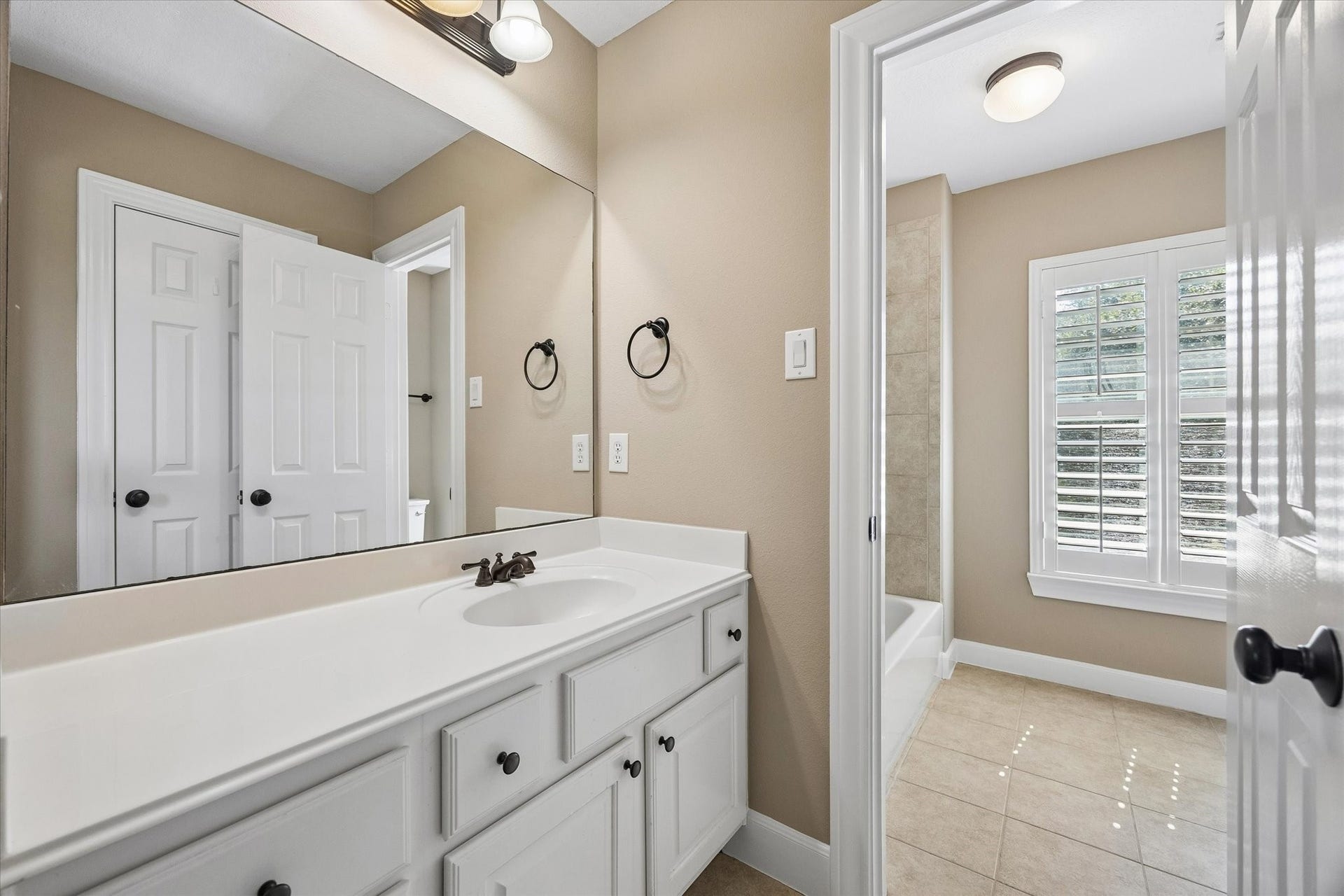 18715 N Thomas Shore Drive, Cypress, TX 77433 View of the jack-in-jill bathroom upstairs