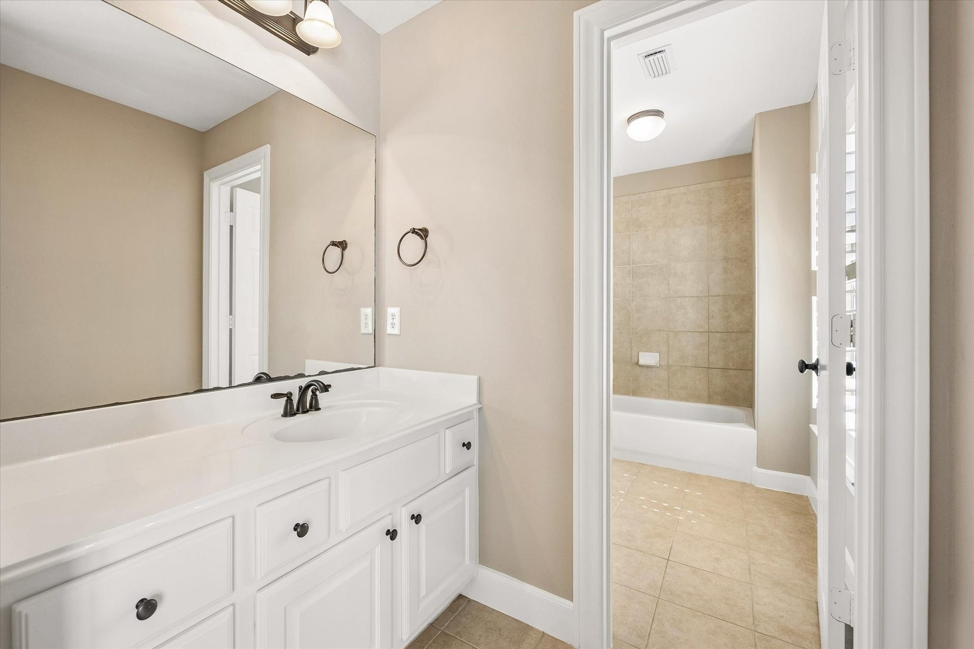 18715 N Thomas Shore Drive, Cypress, TX 77433 Additional view of the jack-in-jill bathroom upstairs