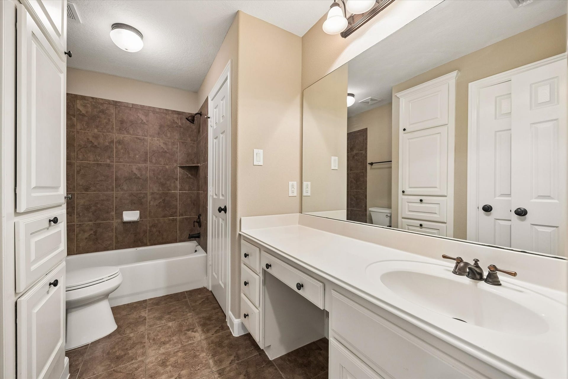 18715 N Thomas Shore Drive, Cypress, TX 77433 Upstairs bathroom #4