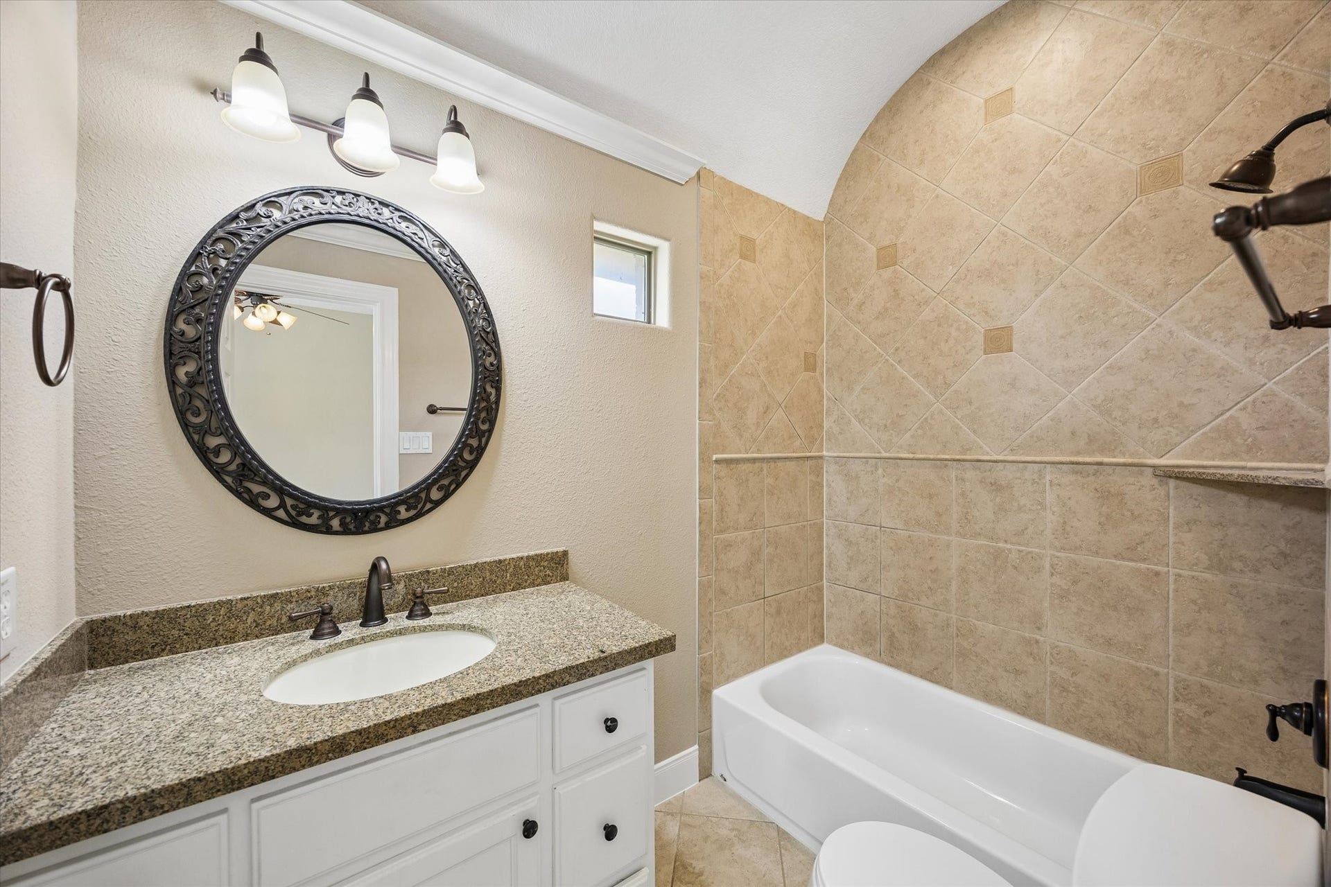 18715 N Thomas Shore Drive, Cypress, TX 77433 Upstairs bathroom with a shower/tub combo