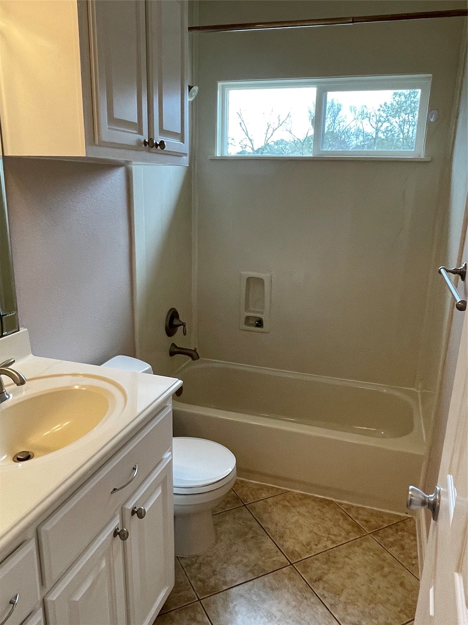 1018 S Booth Lane, Alvin, TX 77511 Unit B bath