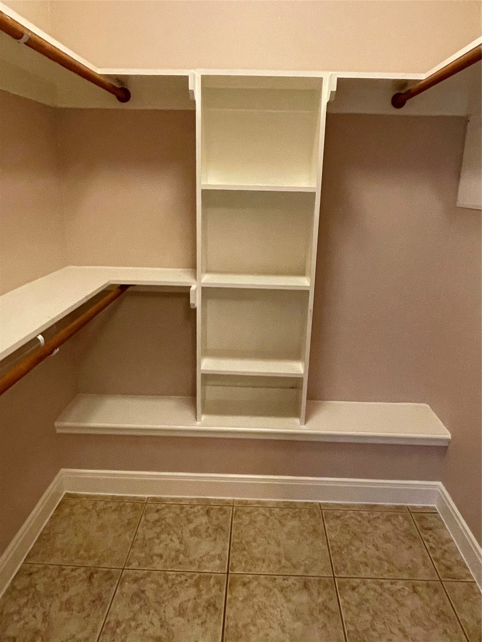 1018 S Booth Lane, Alvin, TX 77511 Unit B bedroom closet