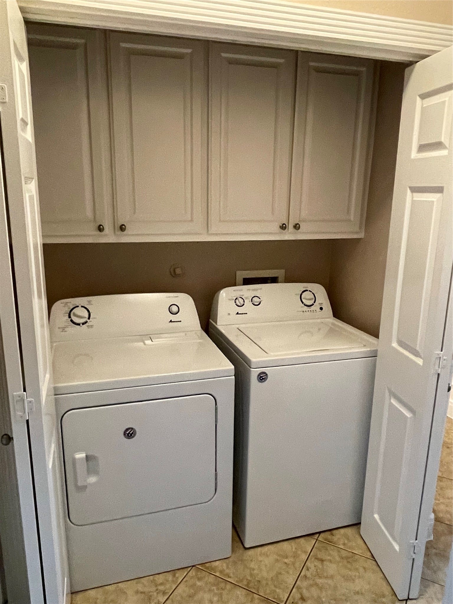 1018 S Booth Lane, Alvin, TX 77511 Unit B private laundry area
