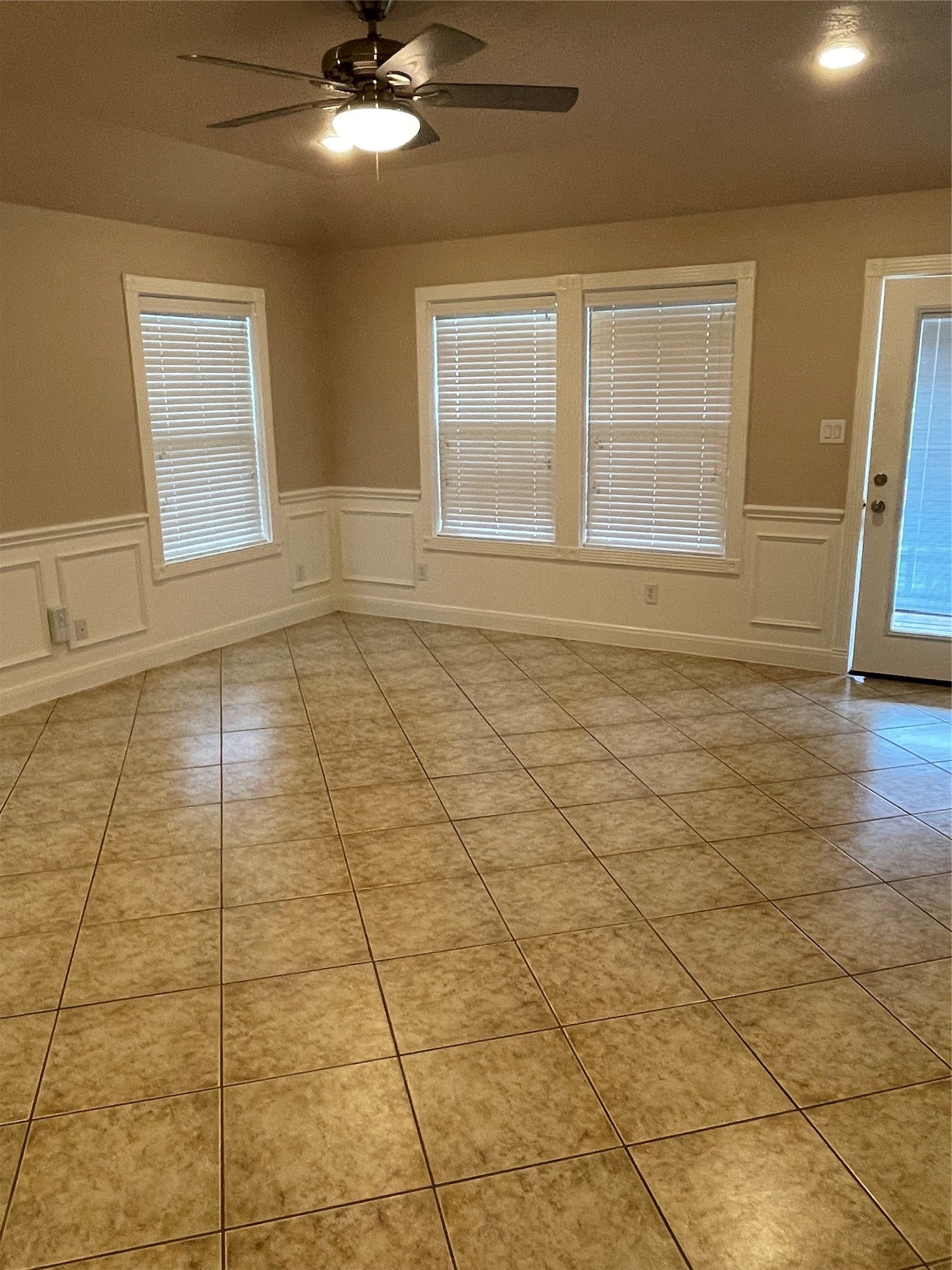 1018 S Booth Lane, Alvin, TX 77511 Unit B living room