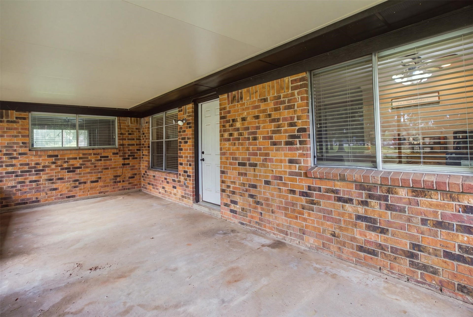 110 S Bow Drive, Jones Creek, TX 77541 Screened in back patio